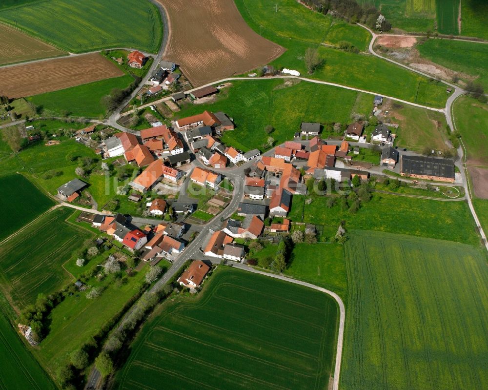 Hilperhausen aus der Vogelperspektive: Dorfkern am Feldrand in Hilperhausen im Bundesland Hessen, Deutschland