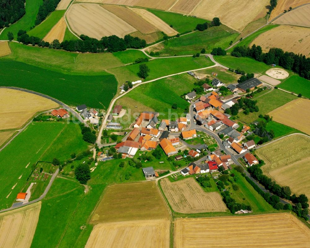 Hilperhausen aus der Vogelperspektive: Dorfkern am Feldrand in Hilperhausen im Bundesland Hessen, Deutschland