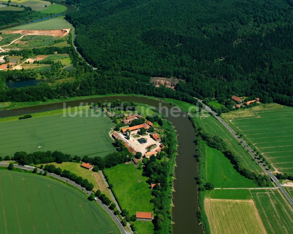 Hilwartshausen aus der Vogelperspektive: Dorfkern am Feldrand in Hilwartshausen im Bundesland Niedersachsen, Deutschland