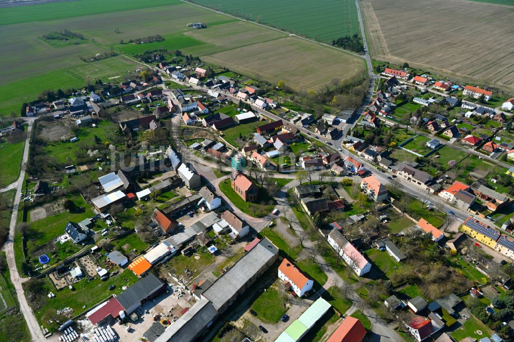 Hinsdorf von oben - Dorfkern am Feldrand in Hinsdorf im Bundesland Sachsen-Anhalt, Deutschland