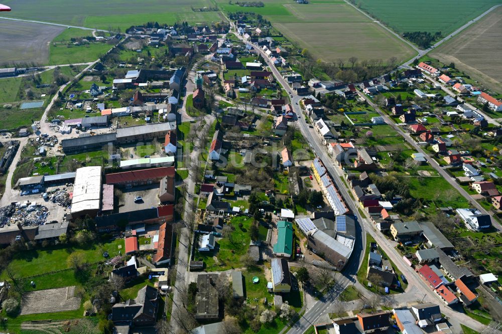 Hinsdorf aus der Vogelperspektive: Dorfkern am Feldrand in Hinsdorf im Bundesland Sachsen-Anhalt, Deutschland