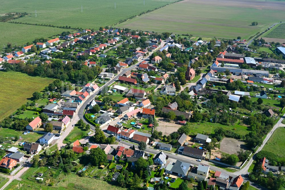 Luftbild Hinsdorf - Dorfkern am Feldrand in Hinsdorf im Bundesland Sachsen-Anhalt, Deutschland