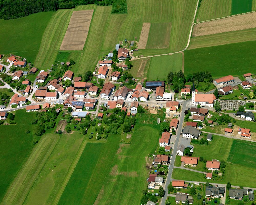 Luftaufnahme Hintereben - Dorfkern am Feldrand in Hintereben im Bundesland Bayern, Deutschland