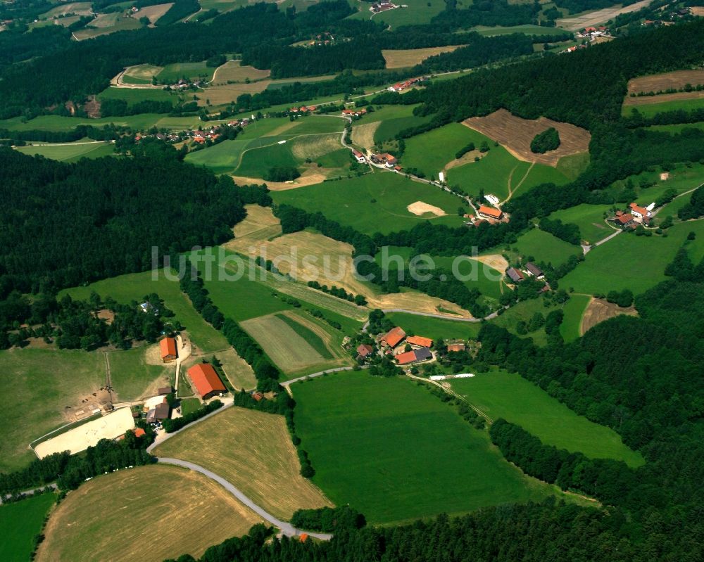 Hinterhof aus der Vogelperspektive: Dorfkern am Feldrand in Hinterhof im Bundesland Bayern, Deutschland