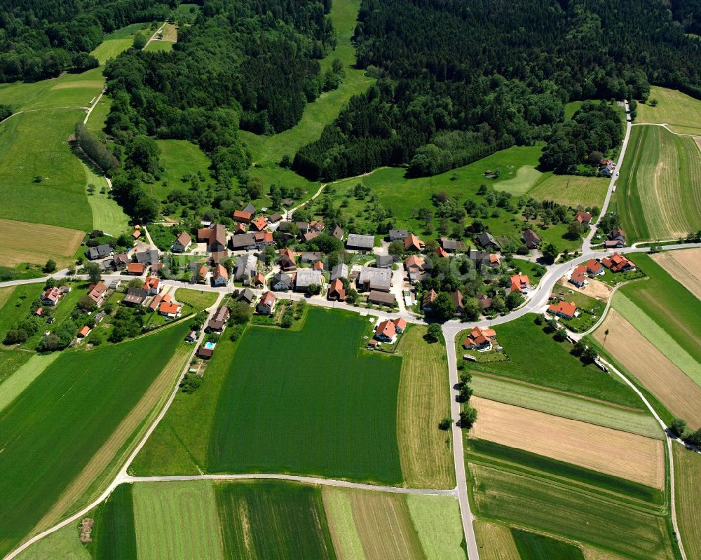 Hintersteinenberg aus der Vogelperspektive: Dorfkern am Feldrand in Hintersteinenberg im Bundesland Baden-Württemberg, Deutschland