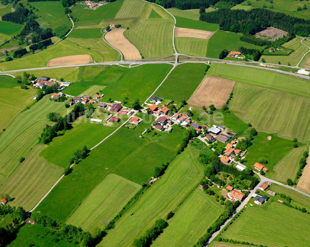 Hinterwollaberg von oben - Dorfkern am Feldrand in Hinterwollaberg im Bundesland Bayern, Deutschland