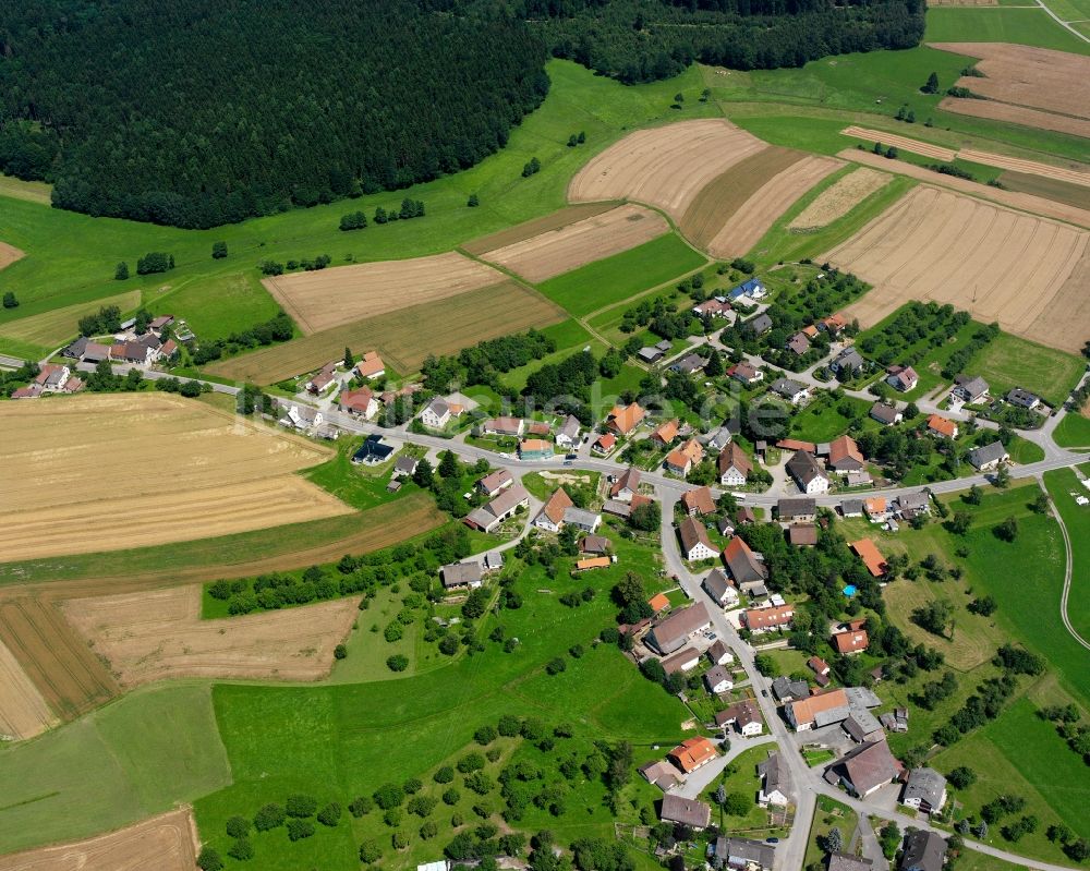 Hippetsweiler aus der Vogelperspektive: Dorfkern am Feldrand in Hippetsweiler im Bundesland Baden-Württemberg, Deutschland