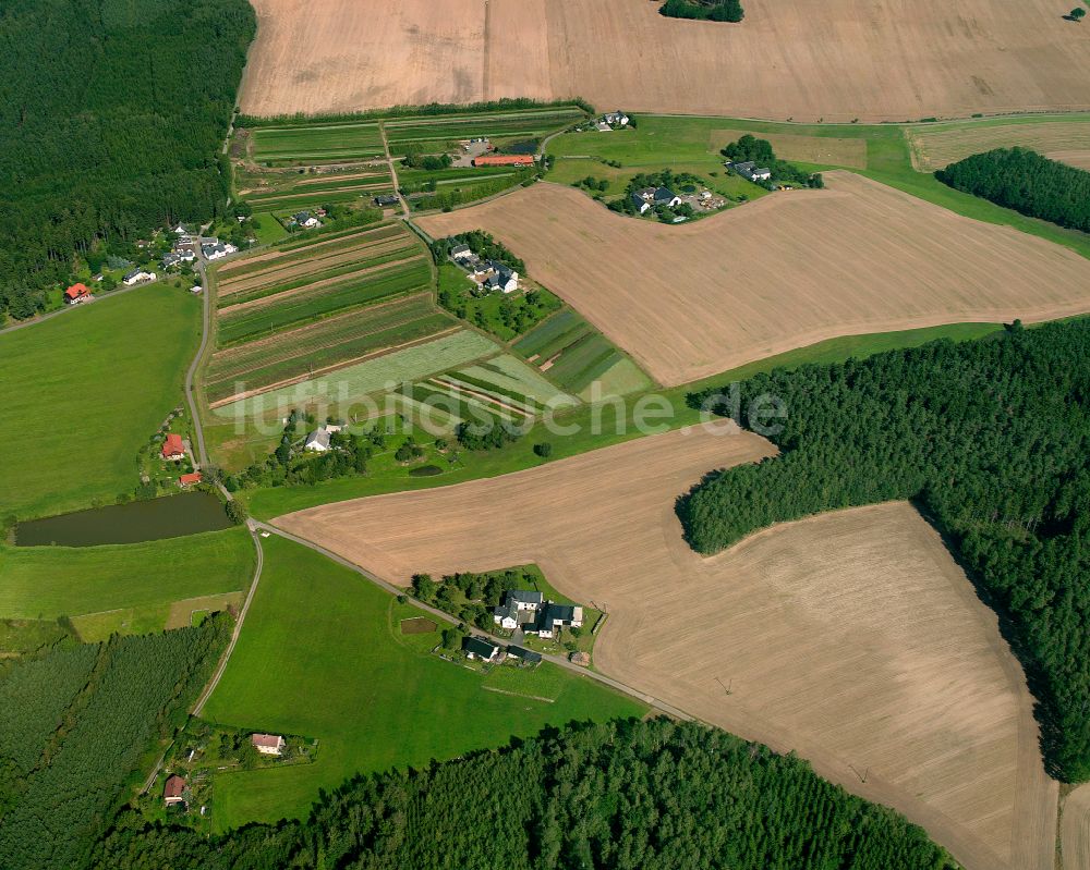 Luftaufnahme Hirschbach - Dorfkern am Feldrand in Hirschbach im Bundesland Thüringen, Deutschland