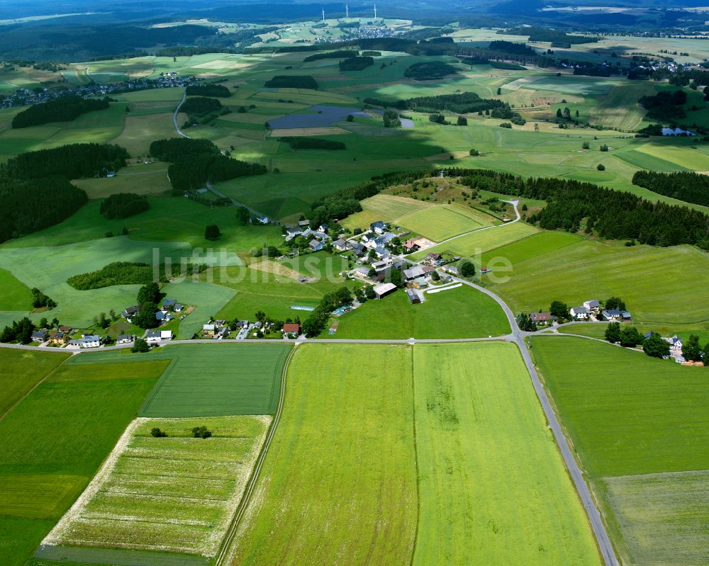 Luftaufnahme Hirschberglein - Dorfkern am Feldrand in Hirschberglein im Bundesland Bayern, Deutschland