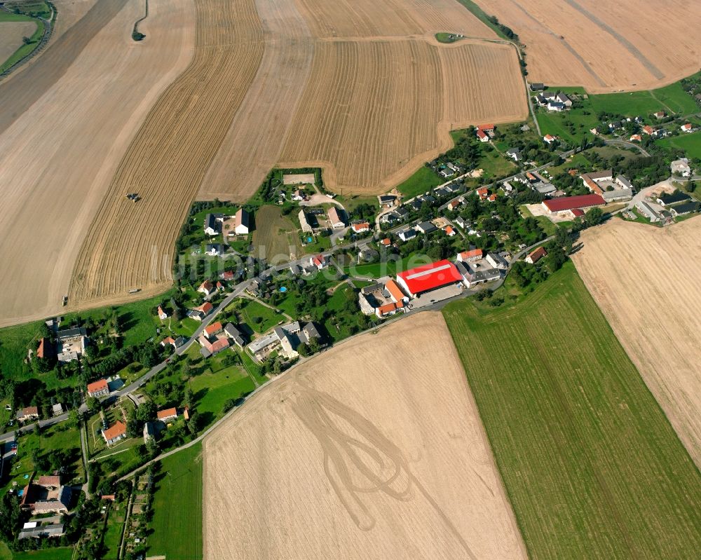 Hirschfeld von oben - Dorfkern am Feldrand in Hirschfeld im Bundesland Sachsen, Deutschland