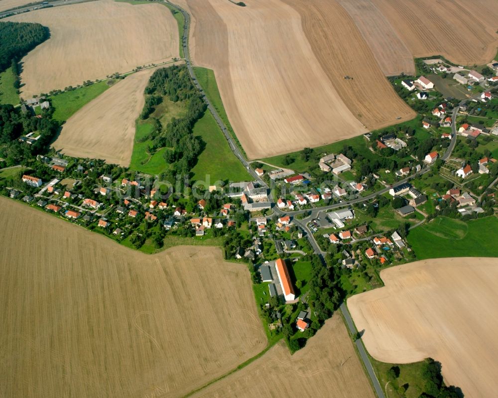 Hirschfeld aus der Vogelperspektive: Dorfkern am Feldrand in Hirschfeld im Bundesland Sachsen, Deutschland