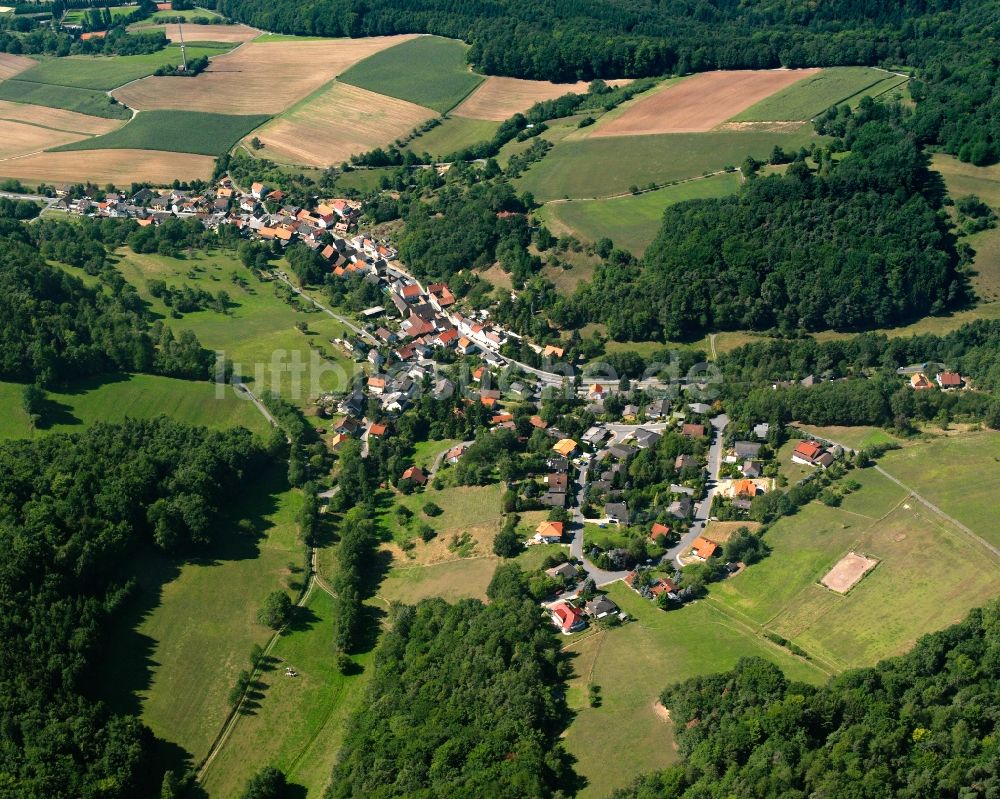 Höllerbach aus der Vogelperspektive: Dorfkern am Feldrand in Höllerbach im Bundesland Hessen, Deutschland