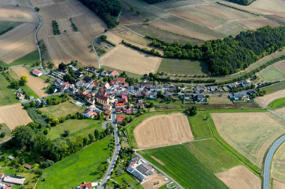 Höllrich aus der Vogelperspektive: Dorfkern am Feldrand in Höllrich im Bundesland Bayern, Deutschland