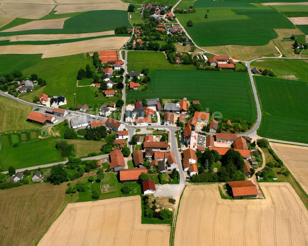 Hölsbrunn aus der Vogelperspektive: Dorfkern am Feldrand in Hölsbrunn im Bundesland Bayern, Deutschland