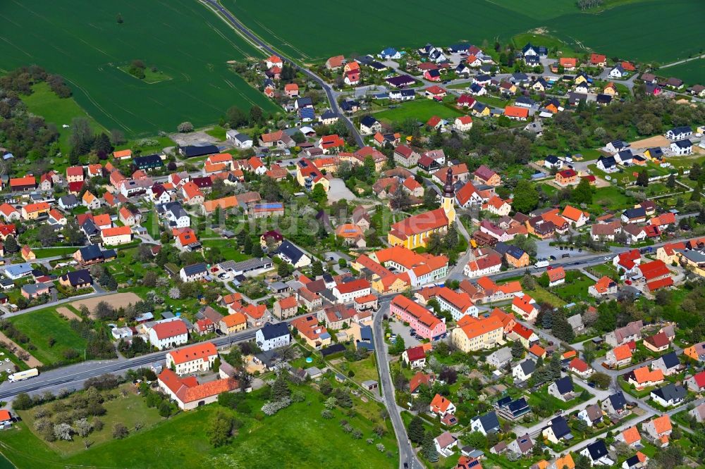 Luftbild Hochkirch - Dorfkern am Feldrand in Hochkirch im Bundesland Sachsen, Deutschland