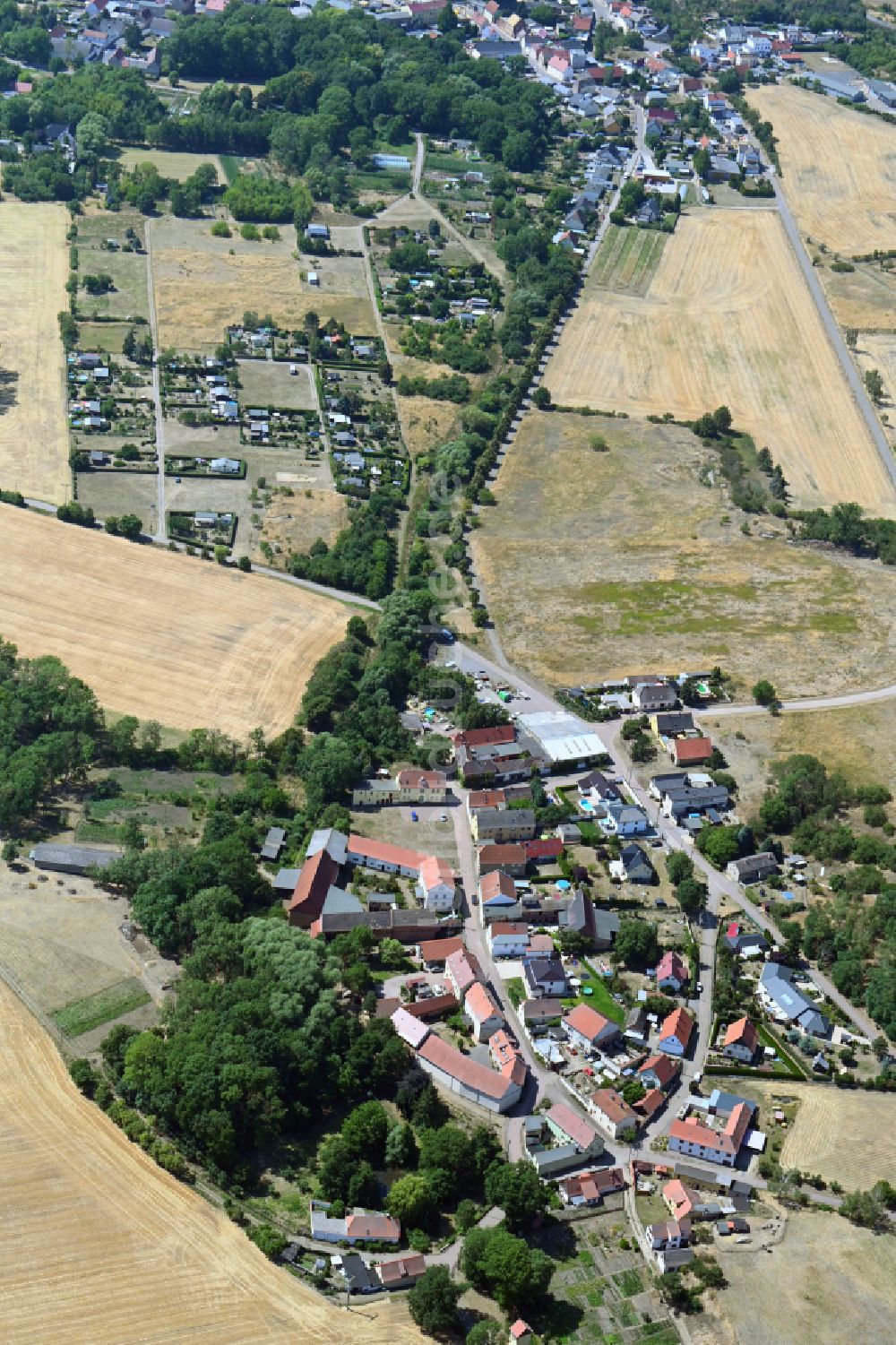 Hohen von oben - Dorfkern am Feldrand in Hohen im Bundesland Sachsen-Anhalt, Deutschland