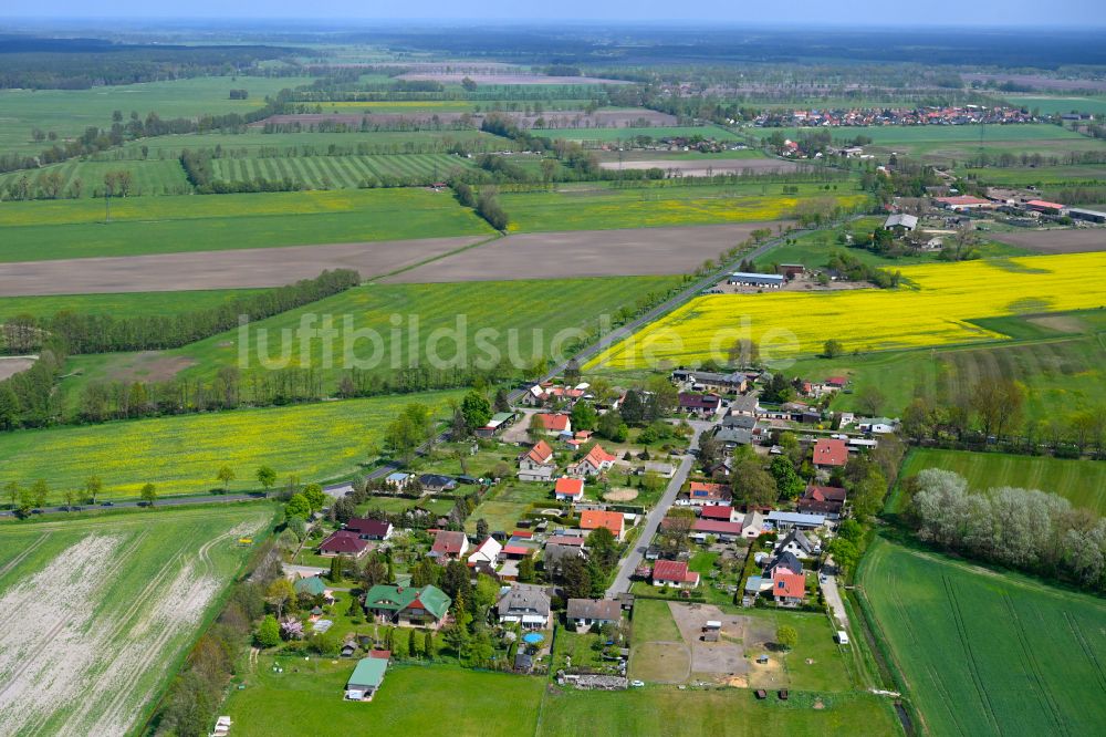 Hohenbruch von oben - Dorfkern am Feldrand in Hohenbruch im Bundesland Brandenburg, Deutschland