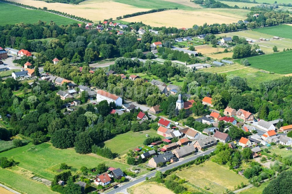 Hohenfinow aus der Vogelperspektive: Dorfkern am Feldrand in Hohenfinow im Bundesland Brandenburg, Deutschland