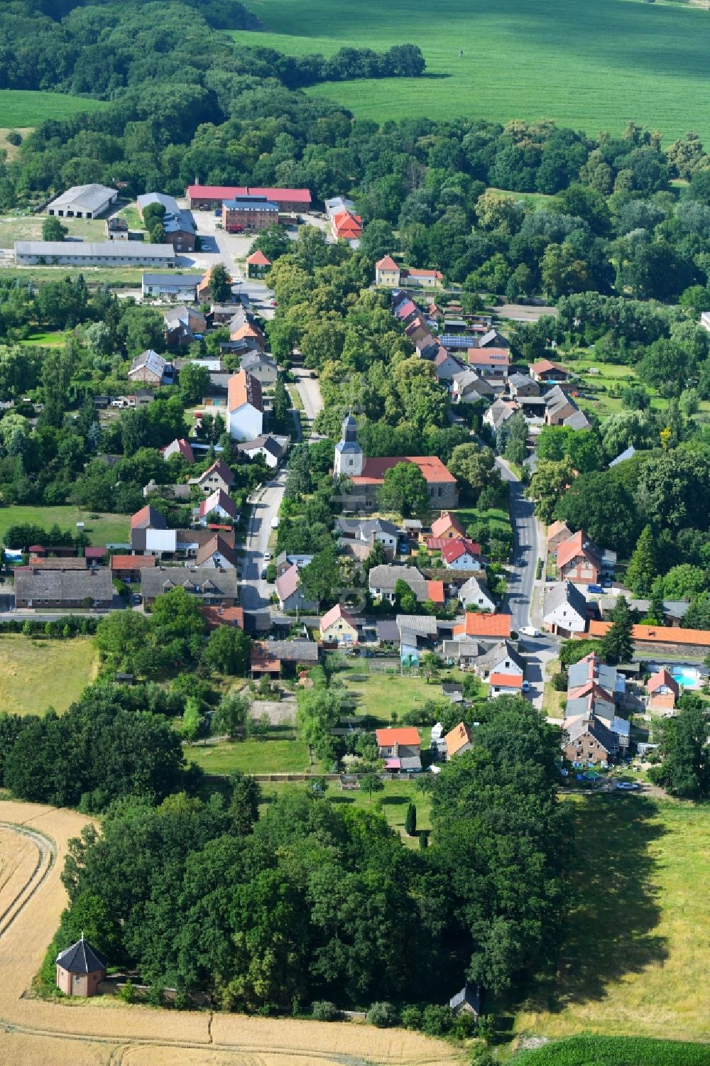 Luftaufnahme Hohenfinow - Dorfkern am Feldrand in Hohenfinow im Bundesland Brandenburg, Deutschland