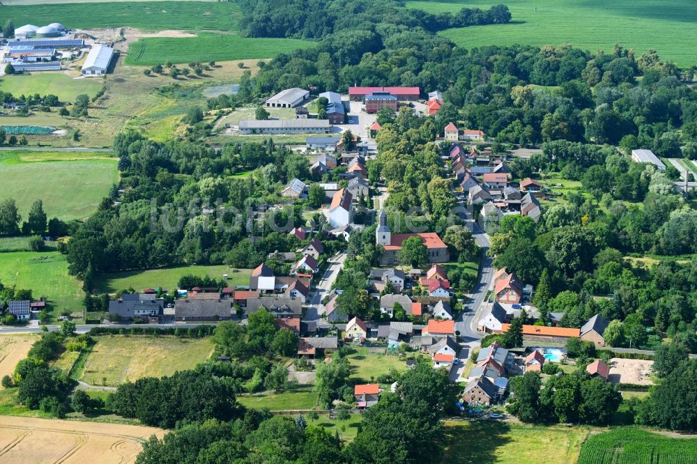 Hohenfinow von oben - Dorfkern am Feldrand in Hohenfinow im Bundesland Brandenburg, Deutschland