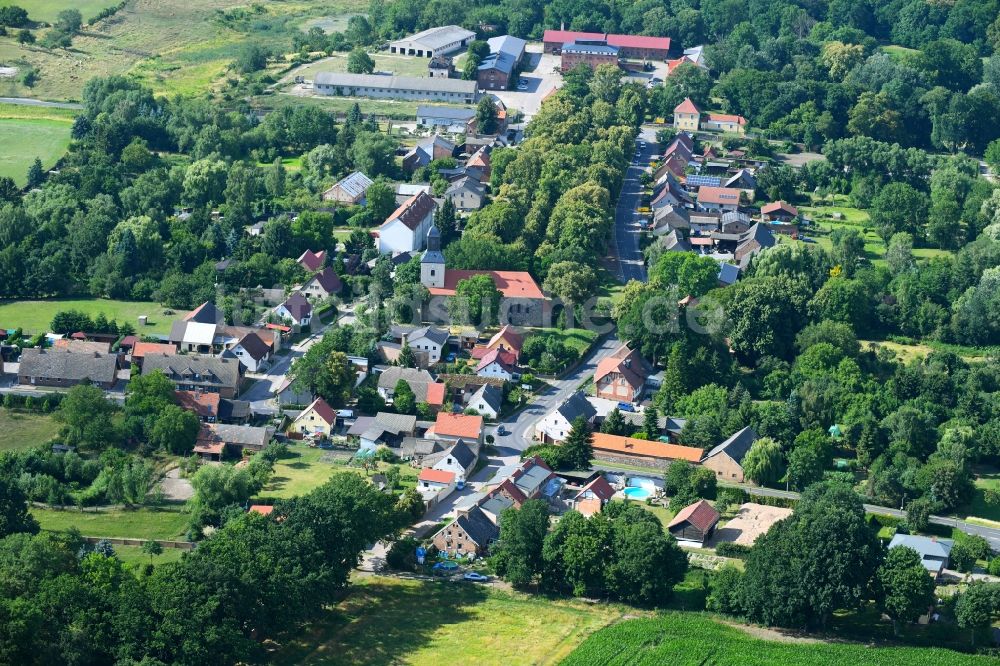 Hohenfinow aus der Vogelperspektive: Dorfkern am Feldrand in Hohenfinow im Bundesland Brandenburg, Deutschland