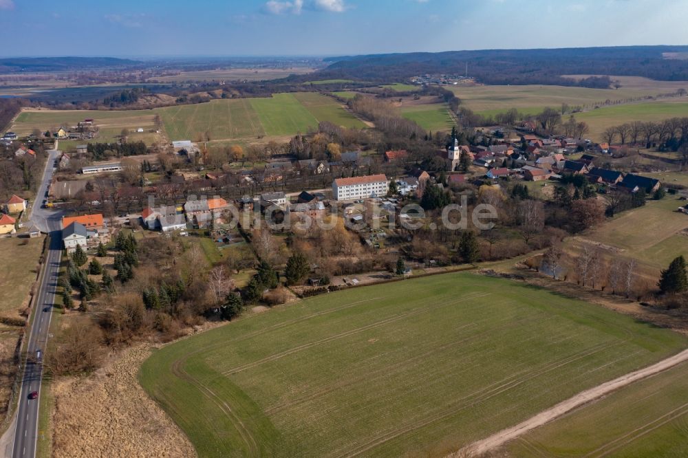 Hohenfinow aus der Vogelperspektive: Dorfkern am Feldrand in Hohenfinow im Bundesland Brandenburg, Deutschland