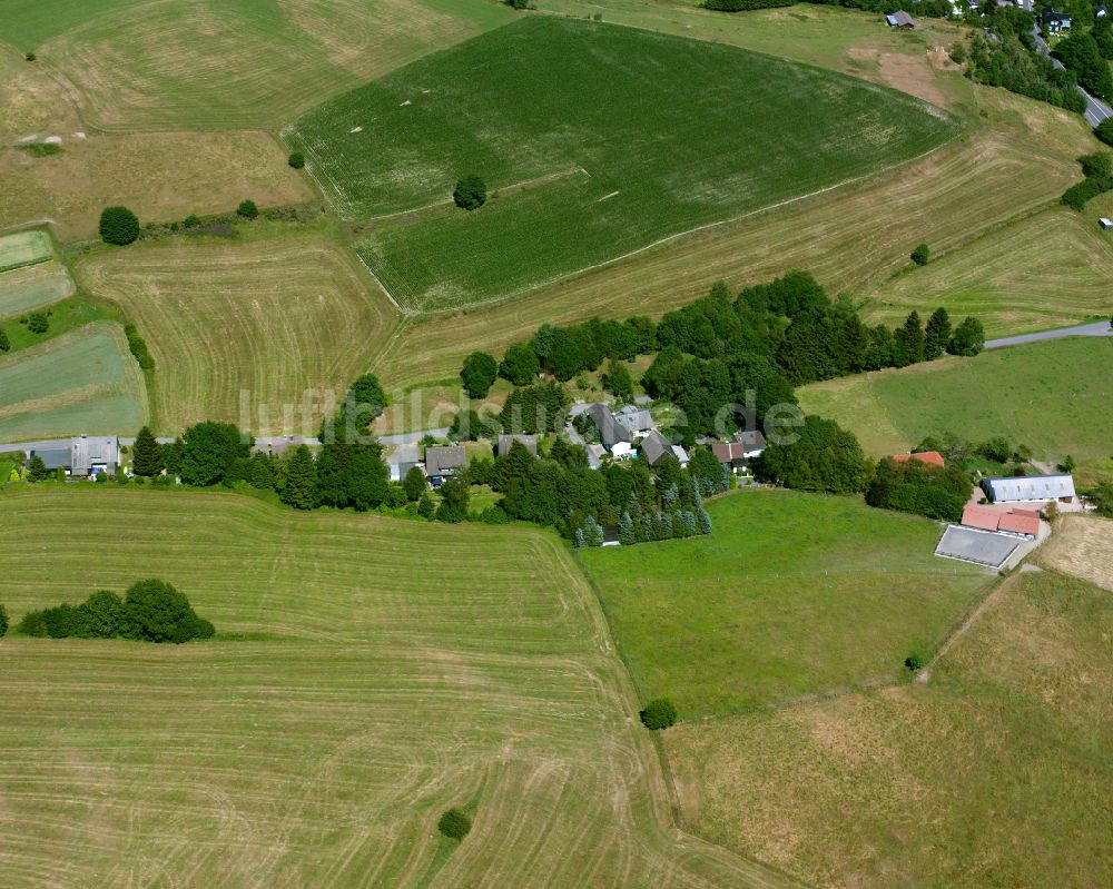 Hohenhengstenberg von oben - Dorfkern am Feldrand in Hohenhengstenberg im Bundesland Nordrhein-Westfalen, Deutschland