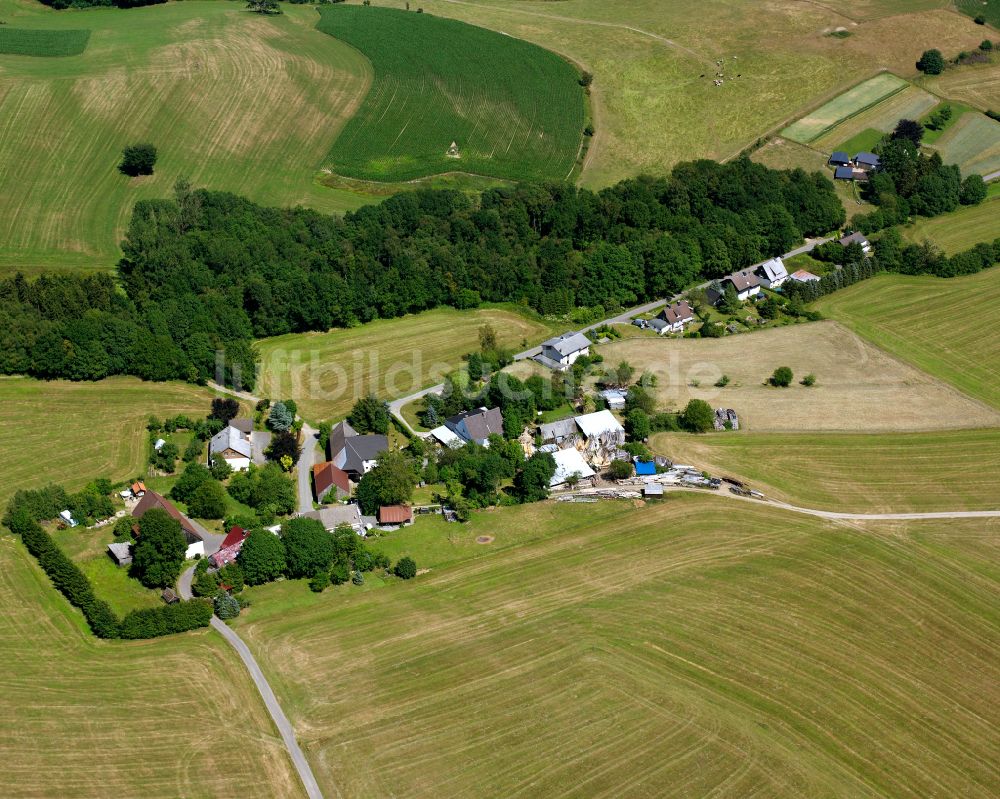 Hohenhengstenberg aus der Vogelperspektive: Dorfkern am Feldrand in Hohenhengstenberg im Bundesland Nordrhein-Westfalen, Deutschland