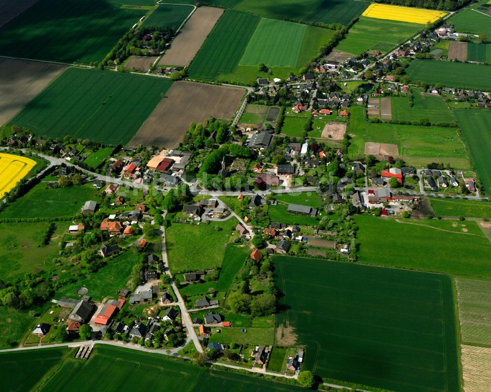 Hohenhorn aus der Vogelperspektive: Dorfkern am Feldrand in Hohenhorn im Bundesland Schleswig-Holstein, Deutschland