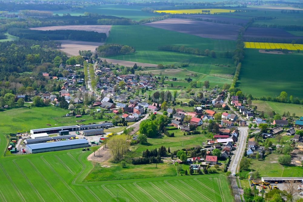 Hohenofen aus der Vogelperspektive: Dorfkern am Feldrand in Hohenofen im Bundesland Brandenburg, Deutschland