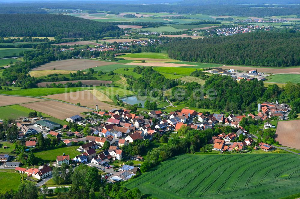 Hohnhausen von oben - Dorfkern am Feldrand in Hohnhausen im Bundesland Bayern, Deutschland