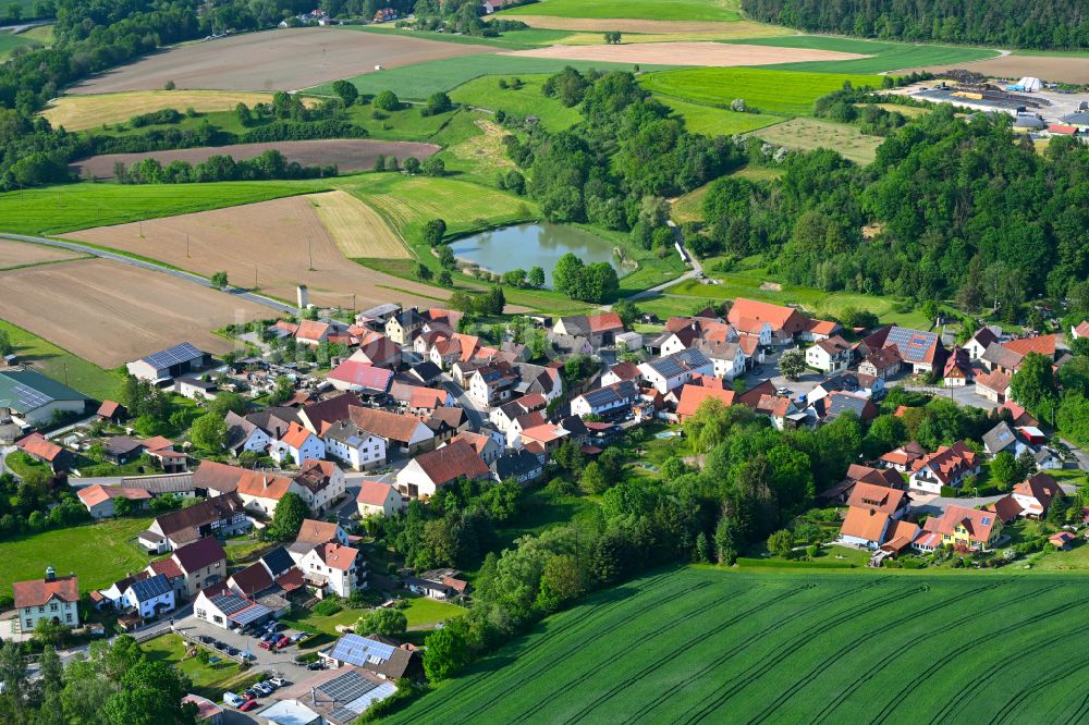 Hohnhausen aus der Vogelperspektive: Dorfkern am Feldrand in Hohnhausen im Bundesland Bayern, Deutschland