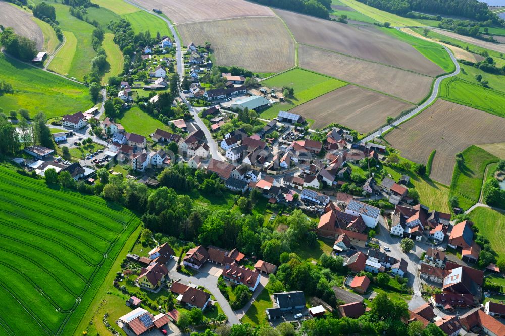 Hohnhausen von oben - Dorfkern am Feldrand in Hohnhausen im Bundesland Bayern, Deutschland