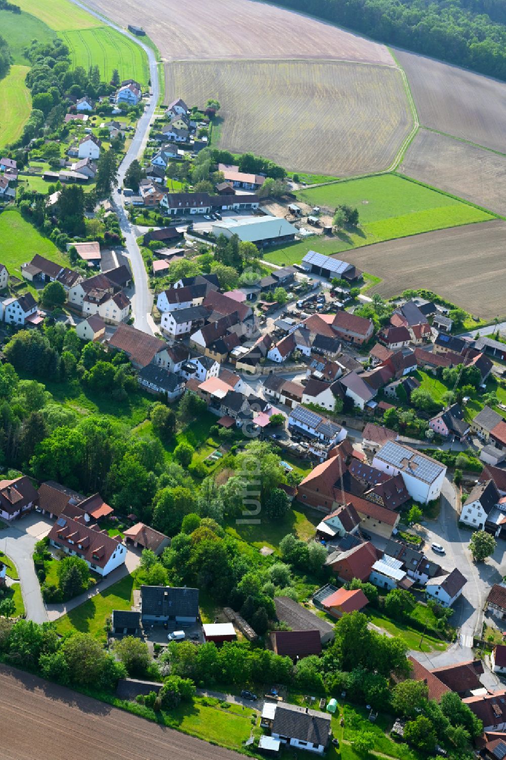 Hohnhausen aus der Vogelperspektive: Dorfkern am Feldrand in Hohnhausen im Bundesland Bayern, Deutschland