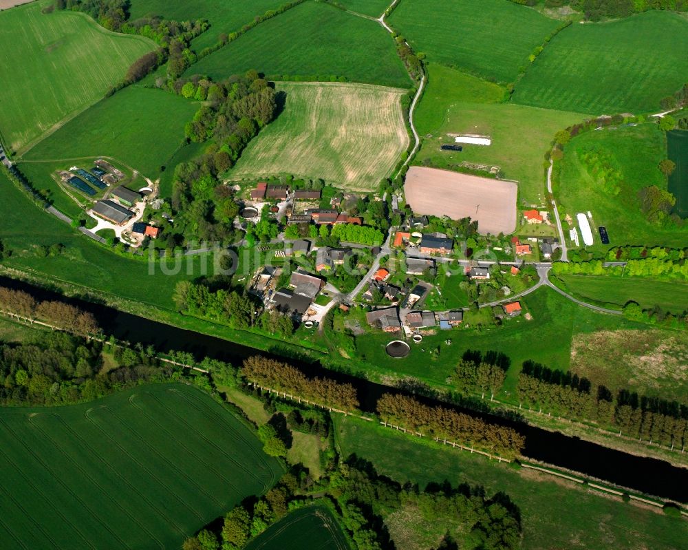 Luftaufnahme Hollenbek - Dorfkern am Feldrand in Hollenbek im Bundesland Schleswig-Holstein, Deutschland