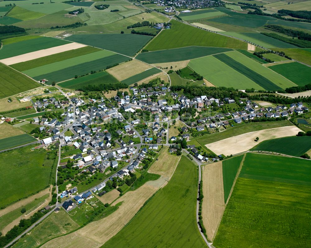 Holzbach aus der Vogelperspektive: Dorfkern am Feldrand in Holzbach im Bundesland Rheinland-Pfalz, Deutschland