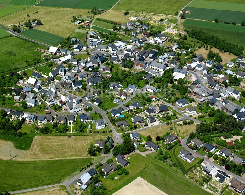 Luftaufnahme Holzbach - Dorfkern am Feldrand in Holzbach im Bundesland Rheinland-Pfalz, Deutschland