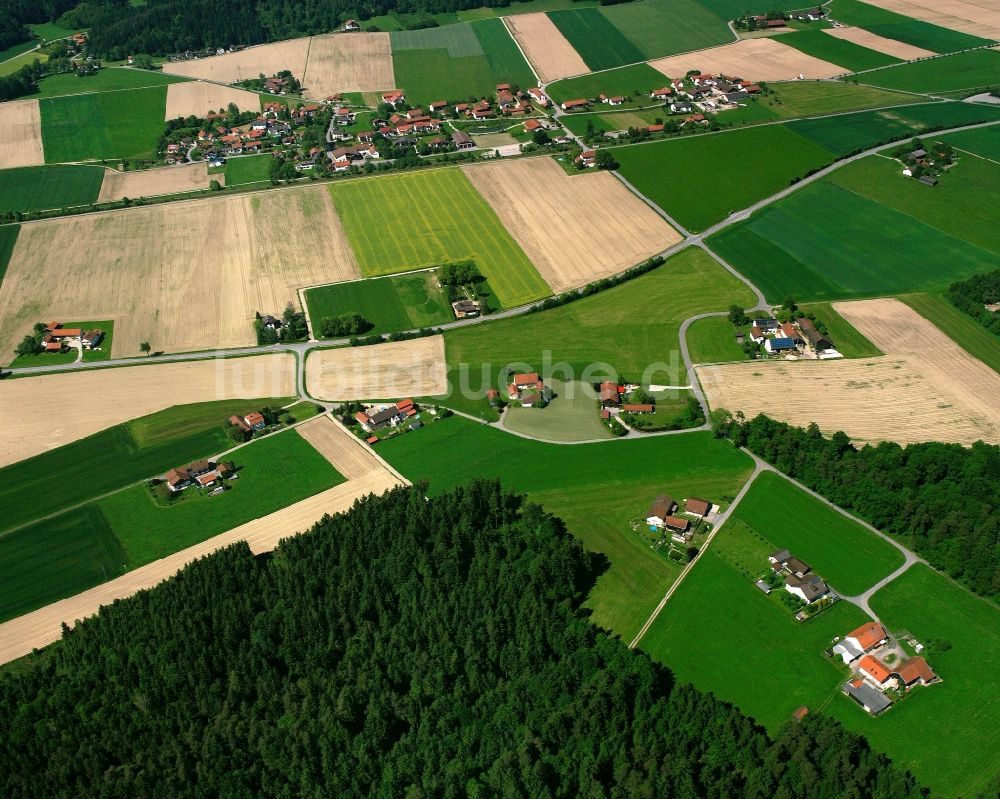 Holzen von oben - Dorfkern am Feldrand in Holzen im Bundesland Bayern, Deutschland