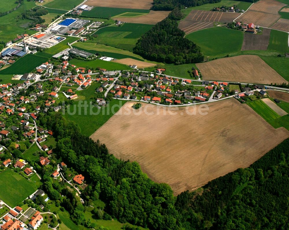 Holzham von oben - Dorfkern am Feldrand in Holzham im Bundesland Bayern, Deutschland