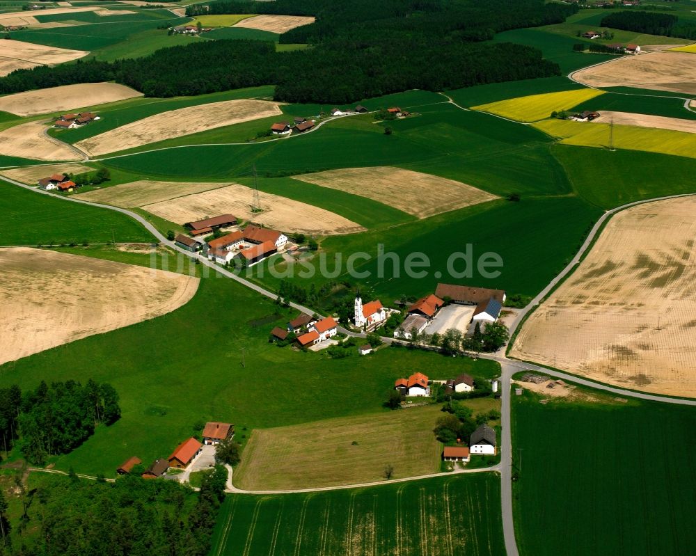 Holzham aus der Vogelperspektive: Dorfkern am Feldrand in Holzham im Bundesland Bayern, Deutschland