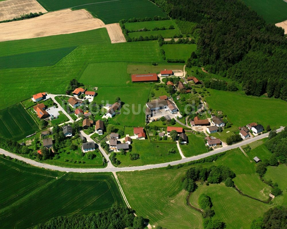 Holzhäuseln aus der Vogelperspektive: Dorfkern am Feldrand in Holzhäuseln im Bundesland Bayern, Deutschland