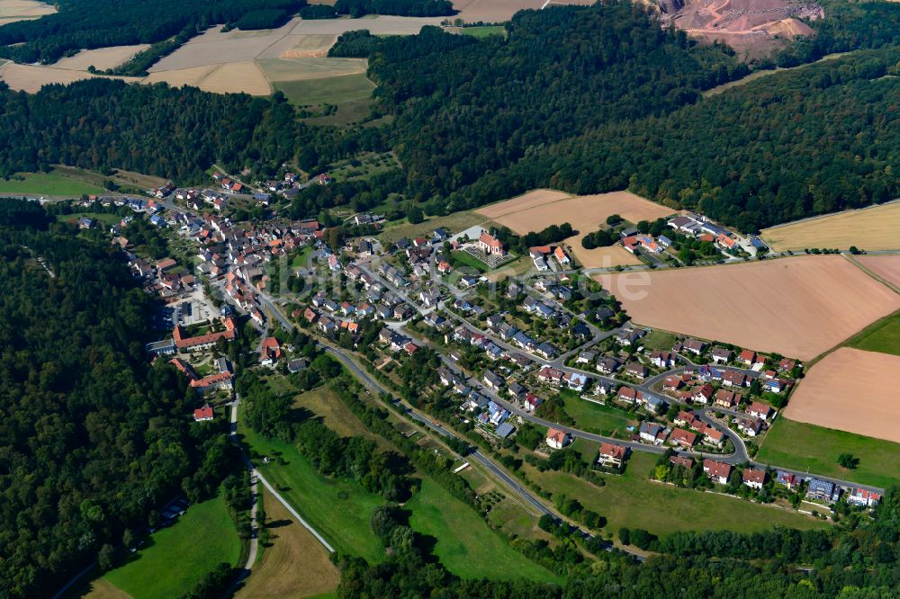 Holzkirchen aus der Vogelperspektive: Dorfkern am Feldrand in Holzkirchen im Bundesland Bayern 