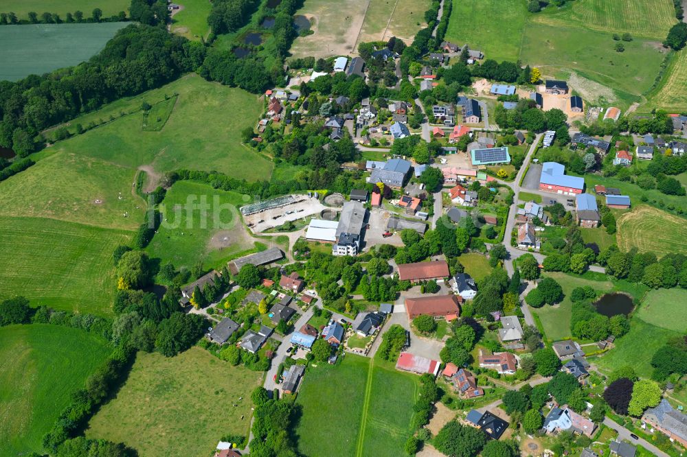 Luftaufnahme Homfeld - Dorfkern am Feldrand in Homfeld im Bundesland Schleswig-Holstein, Deutschland