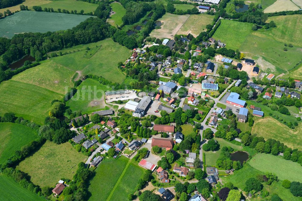 Homfeld von oben - Dorfkern am Feldrand in Homfeld im Bundesland Schleswig-Holstein, Deutschland