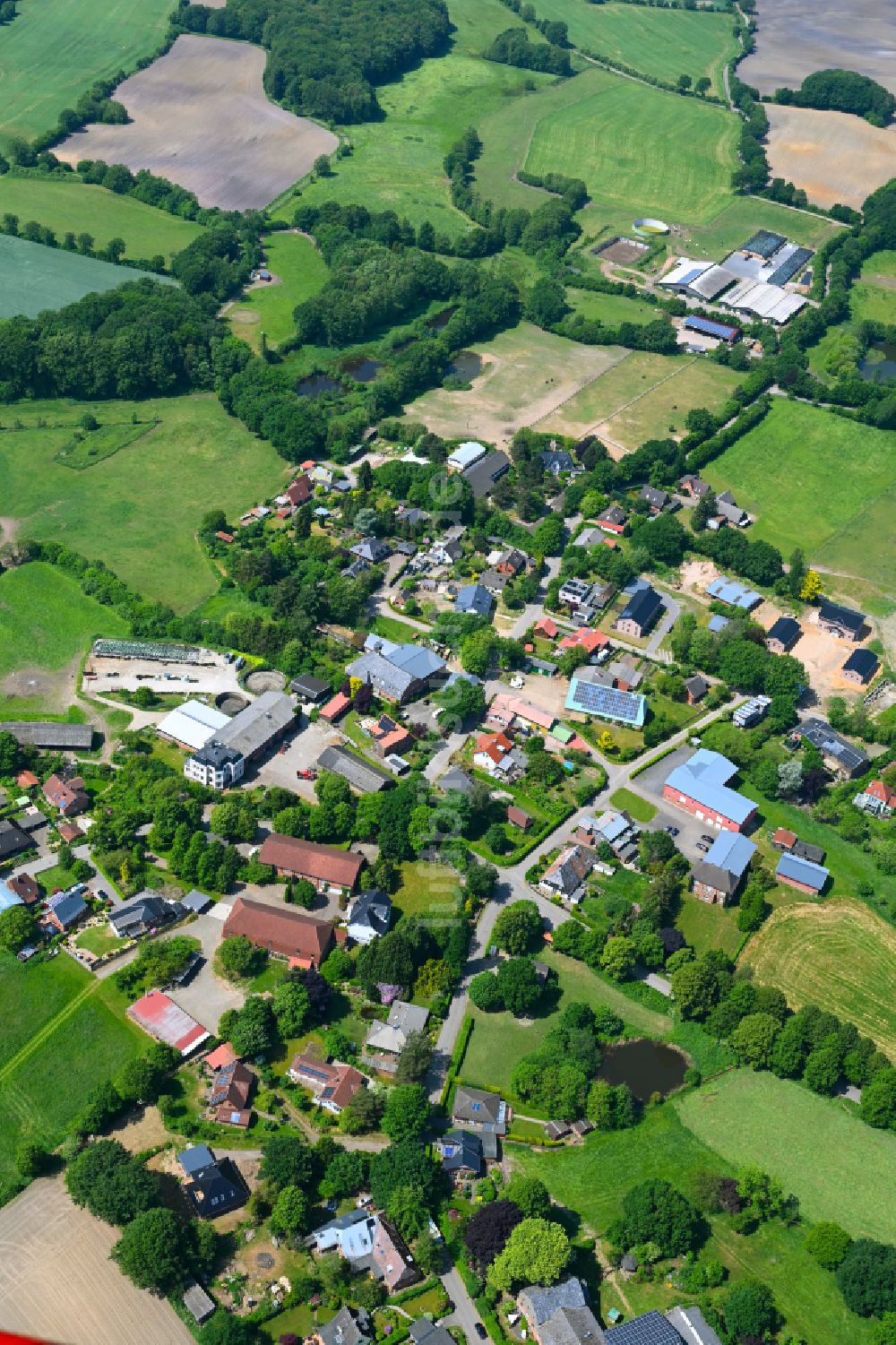 Homfeld aus der Vogelperspektive: Dorfkern am Feldrand in Homfeld im Bundesland Schleswig-Holstein, Deutschland