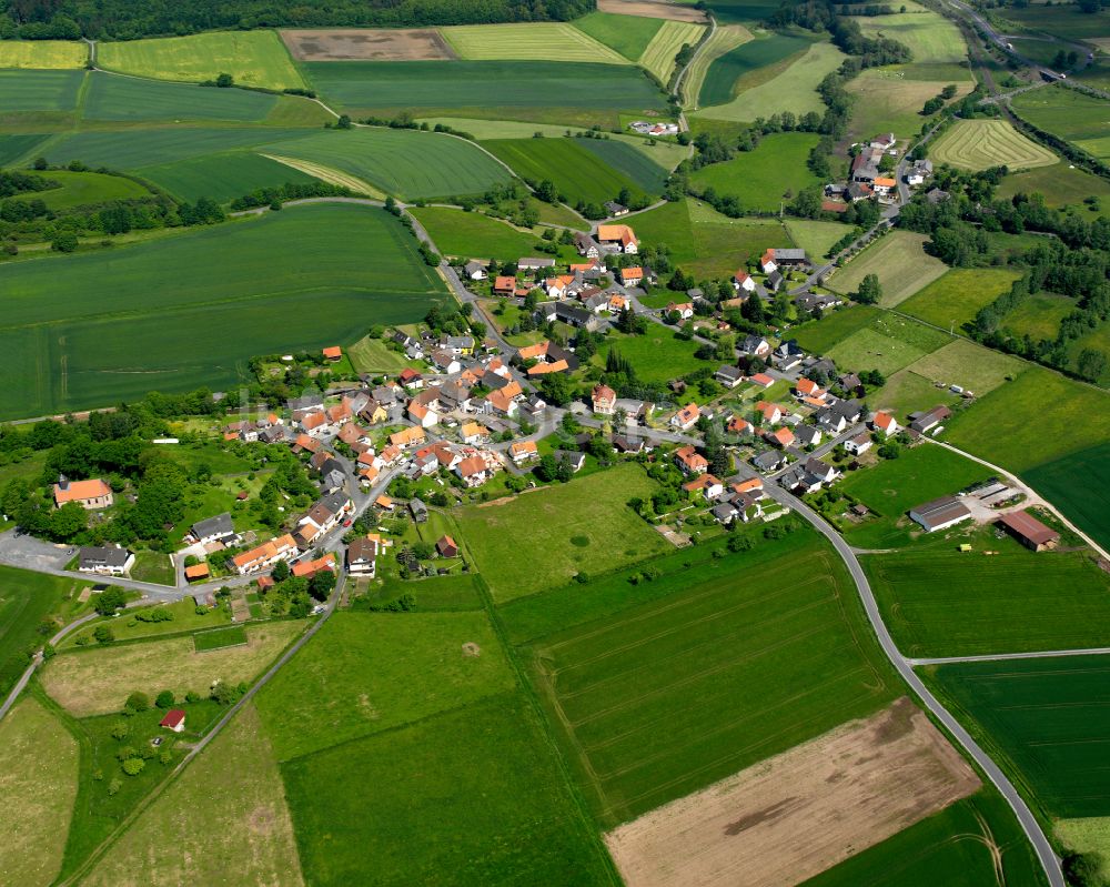 Hopfgarten aus der Vogelperspektive: Dorfkern am Feldrand in Hopfgarten im Bundesland Hessen, Deutschland