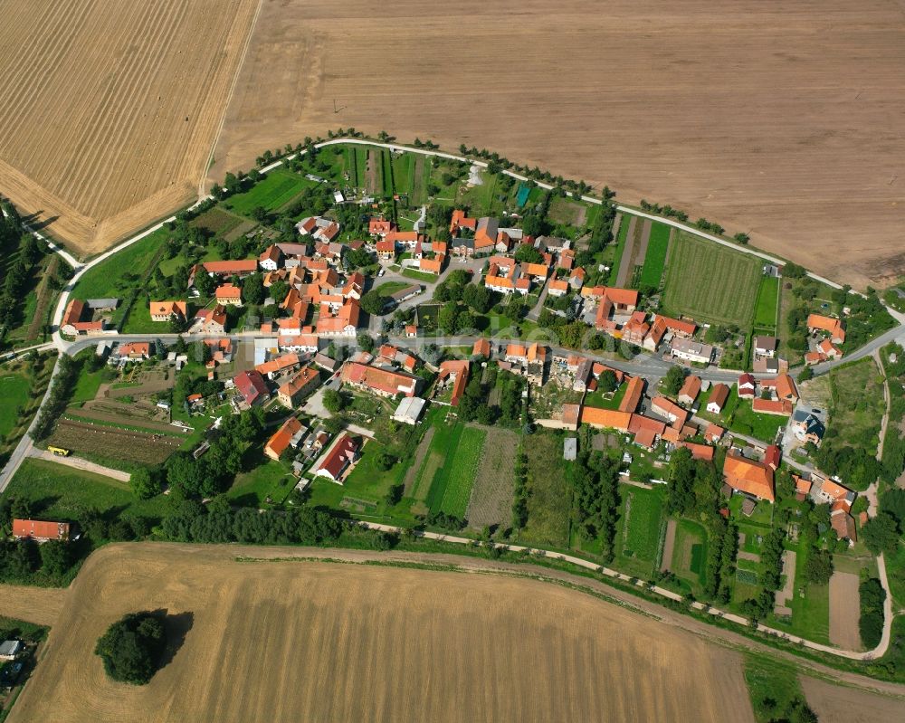 Hornsömmern von oben - Dorfkern am Feldrand in Hornsömmern im Bundesland Thüringen, Deutschland