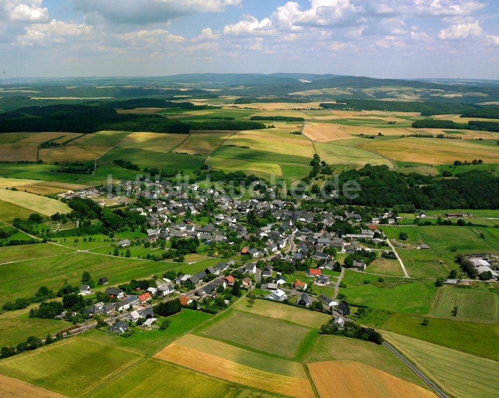 Hottenbach aus der Vogelperspektive: Dorfkern am Feldrand in Hottenbach im Bundesland Rheinland-Pfalz, Deutschland