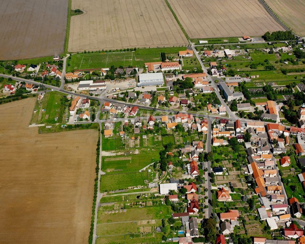 Hüpstedt aus der Vogelperspektive: Dorfkern am Feldrand in Hüpstedt im Bundesland Thüringen, Deutschland