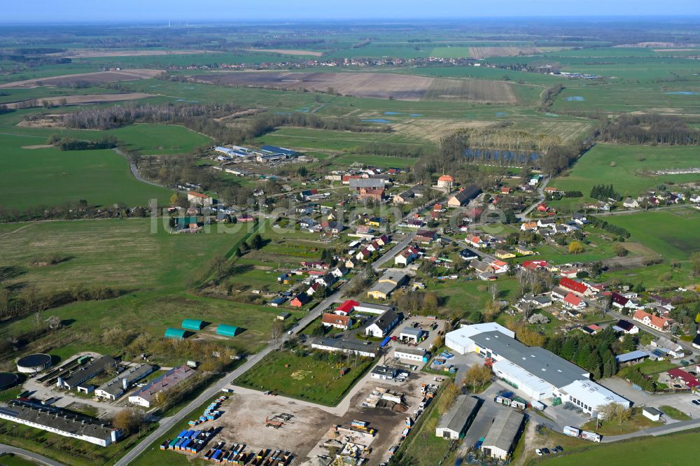 Luftaufnahme Häsen - Dorfkern am Feldrand in Häsen im Bundesland Brandenburg, Deutschland